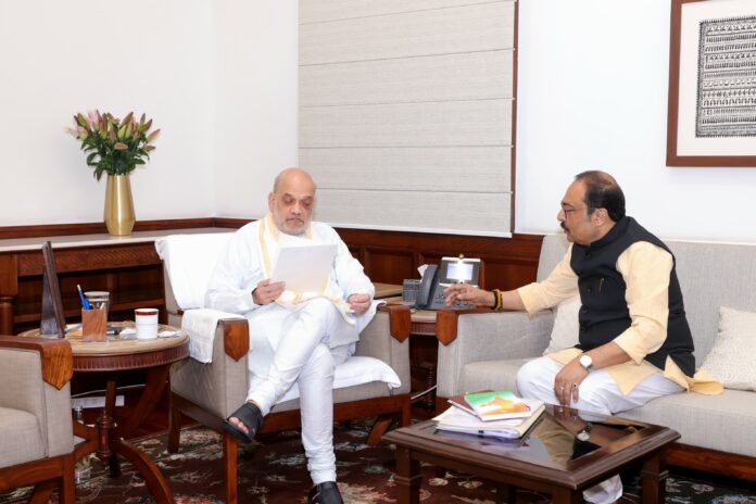 गृह मंत्री से मिलते संसद के सदस्य