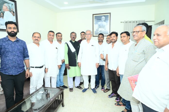 पूर्व मुख्यमंत्री से मिलते कार्यकर्ता