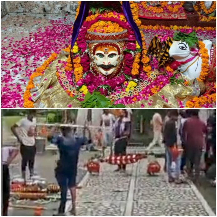कांवड़ियों ने किया जलाभिषेक कांवड़ियों ने किया जलाभिषेक