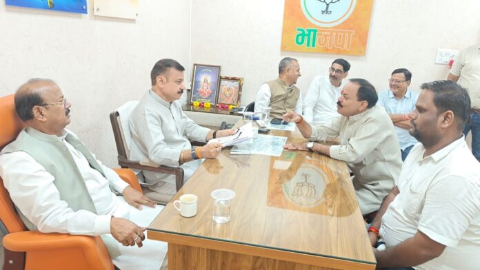 मंत्री जनसमस्याएं सुनते हुए मंत्री जनसमस्याएं सुनते हुए