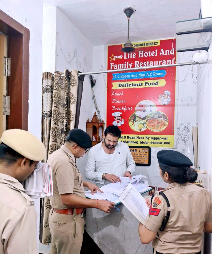 होटल में पुलिस जांच करते हुए