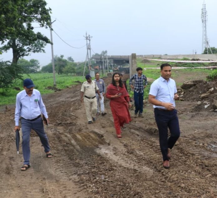 कलेक्टर दुर्घटना स्थल पर पहुंचे कलेक्टर दुर्घटना स्थल पर पहुंचे