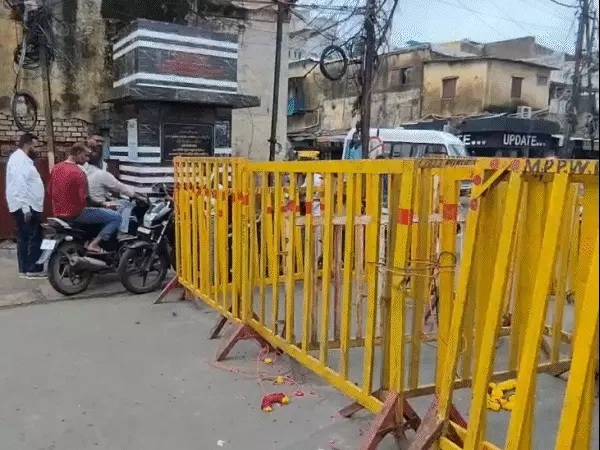 भोपाल में मोती मस्जिद के सामने ट्रैफिक भोपाल में मोती मस्जिद के सामने ट्रैफिक