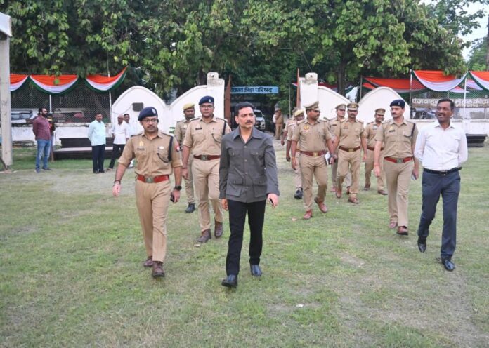 पुलिस कमिश्नर मार्ग निरीक्षण करते हुए पुलिस अधिकारी पुलिस कमिश्नर मार्ग निरीक्षण करते हुए पुलिस अधिकारी