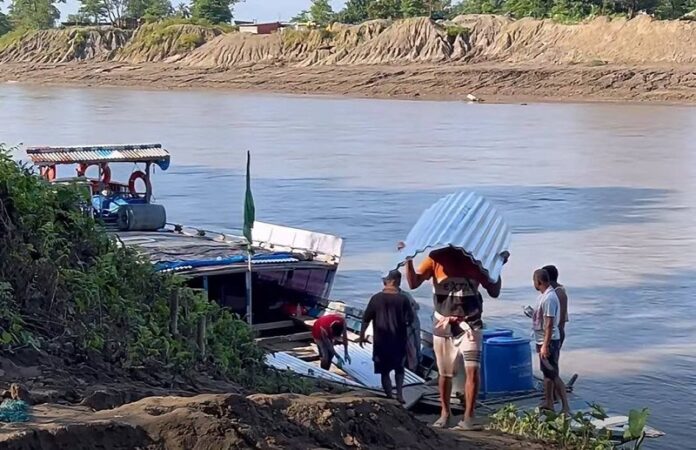 असम बाढ़ प्रभावित आसियाने को फिर से तैयार असम बाढ़ प्रभावित आसियाने को फिर से तैयार