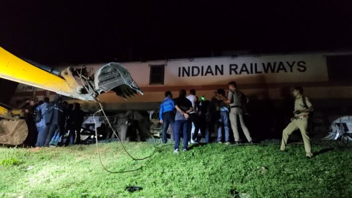 हाथियों को रेल से बचाने की कोशिश हाथियों को रेल से बचाने की कोशिश