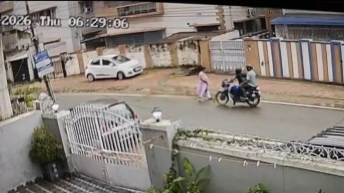 सीसीटीवी कैमरे में अपराधी कैद तस्वीरें सीसीटीवी कैमरे में अपराधी कैद तस्वीरें