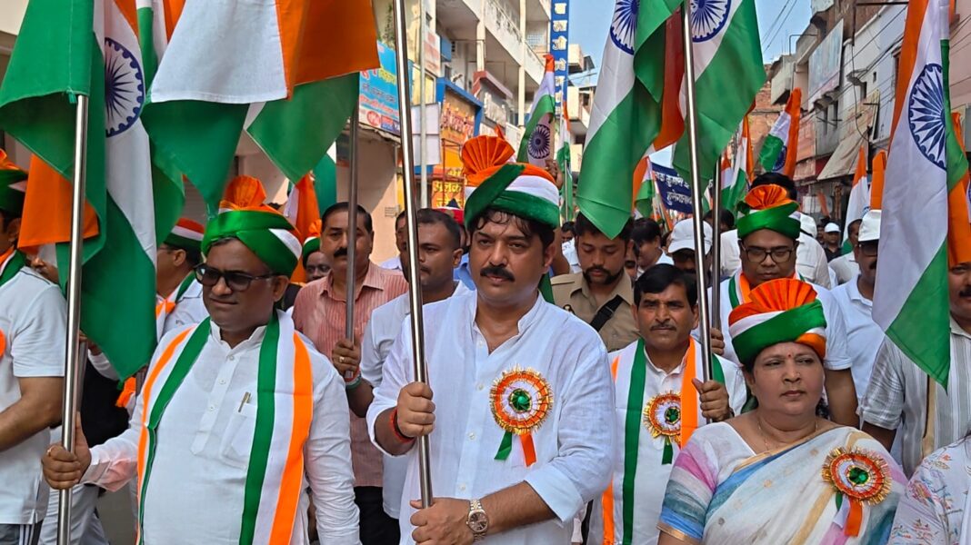 हर घर तिरंगा अभियान के तहत निकली तिरंगा यात्रा में शामिल राज्य मंत्री गिरीश चंद्र यादव एमएलसी बृजेश सिंह जिलाधिकारी सैमुअल पाल एन सीडीओ ध्रुव खड़िया और सीआरओ अजय अंबष्ट झंडा लेकर चलते हुए हर घर तिरंगा अभियान की तिरंगा यात्रा