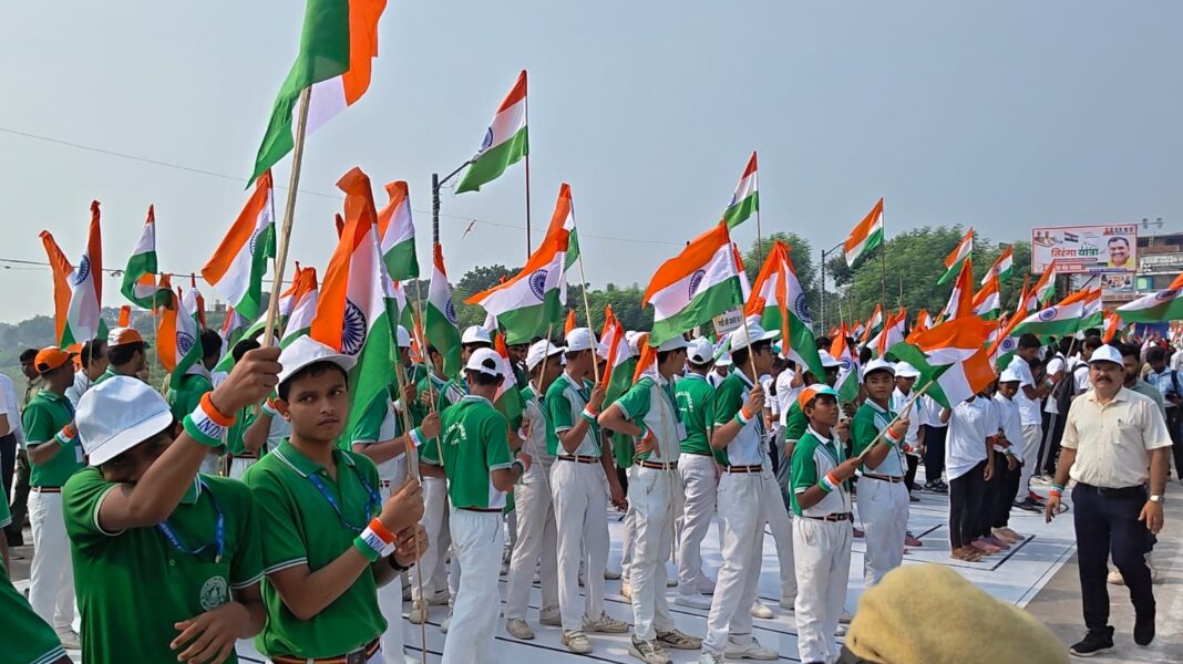 स्कूली बच्चे तिरंगा यात्रा में भाग लेते हुए