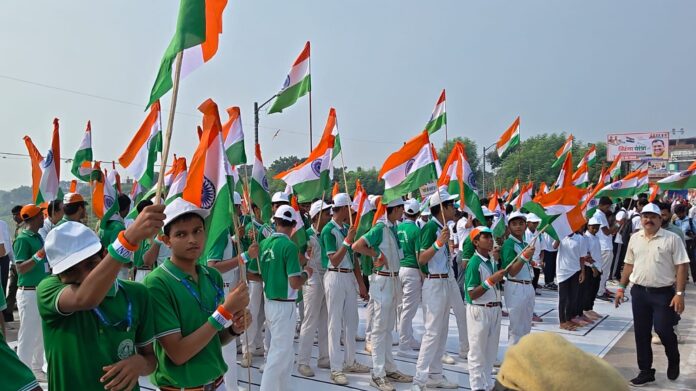 स्कूली बच्चे तिरंगा यात्रा में भाग लेते हुए स्कूली बच्चे तिरंगा यात्रा में भाग लेते हुए