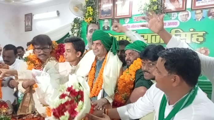रालोद प्रदेश मुख्यालय में पार्टी नेतागण