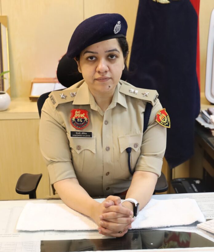 हिमाद्री कौशिक द्वारा नए DCP का पदभार संभालना हिमाद्री कौशिक द्वारा नए DCP का पदभार संभालना