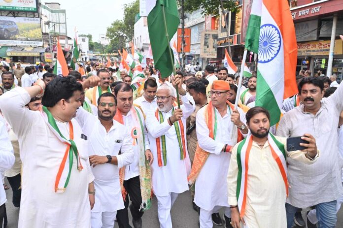 कैबिनेट मंत्री व भाजपा के पदाधिकारी यात्रा में कैबिनेट मंत्री व भाजपा के पदाधिकारी यात्रा में