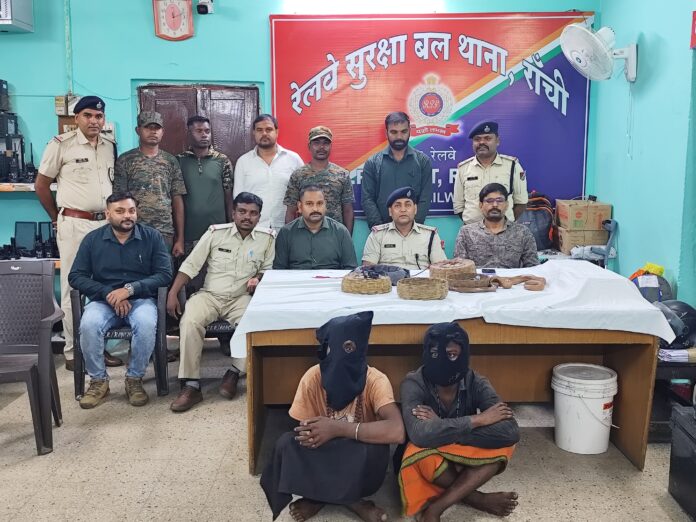 आरपीएफ अधिकारी जानकारी देते हैं