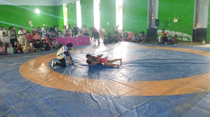 बालिका खिलाड़ी इंडोर स्टेडियम में मुकाबला करतीं