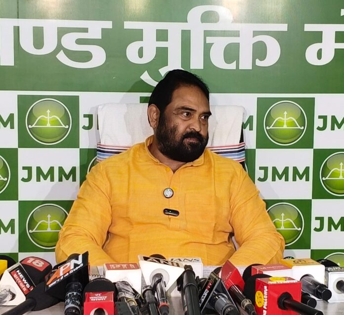 विनोद पांडेय प्रेस वार्ता में बोलते हुए