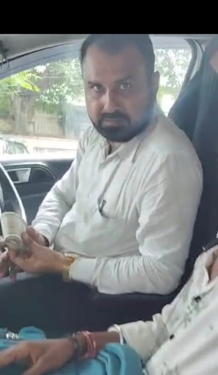 आरोपी ठग की वायरल फोटो आरोपी ठग की वायरल फोटो