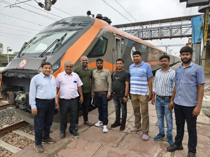 वंदे भारत ट्रेन का परीक्षण चल रहा है