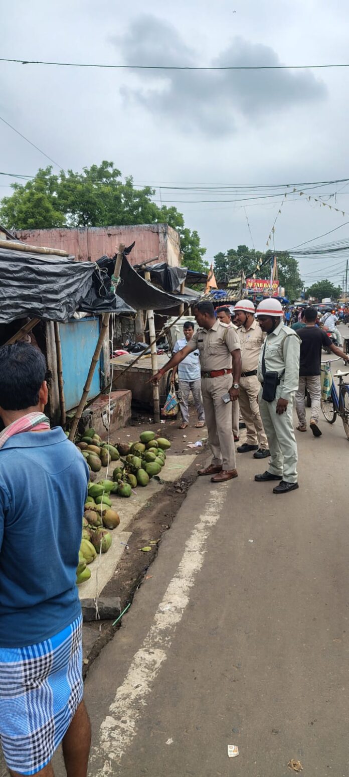 खड़गपुर में ट्रैफिक पुलिस का विशेष अभियान खड़गपुर में ट्रैफिक पुलिस का विशेष अभियान