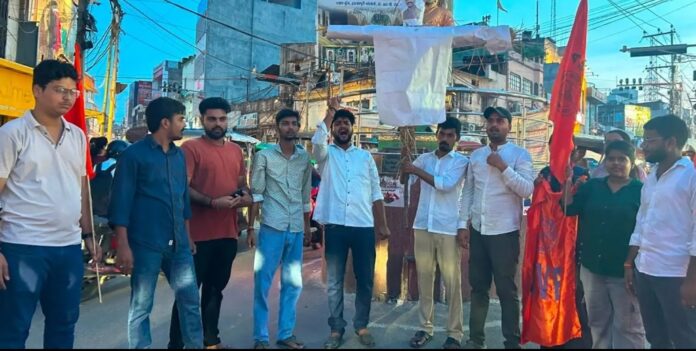 एबीवीपी कार्यकर्ता प्रदर्शन करते हुए