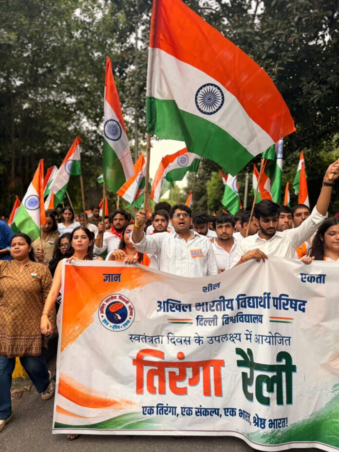 अभाविप दिल्ली के प्रदेश मंत्री सार्थक शर्मा के साथ तिरंगा यात्रा