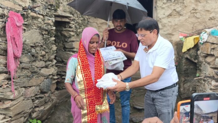 मेघराज धाकड़ महिलाओं का सम्मान करते हुए