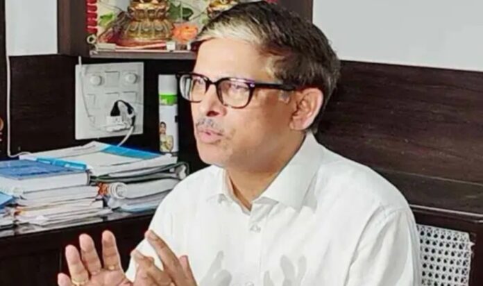 अजीत कुमार प्रेस कॉन्फ्रेंस फोटो