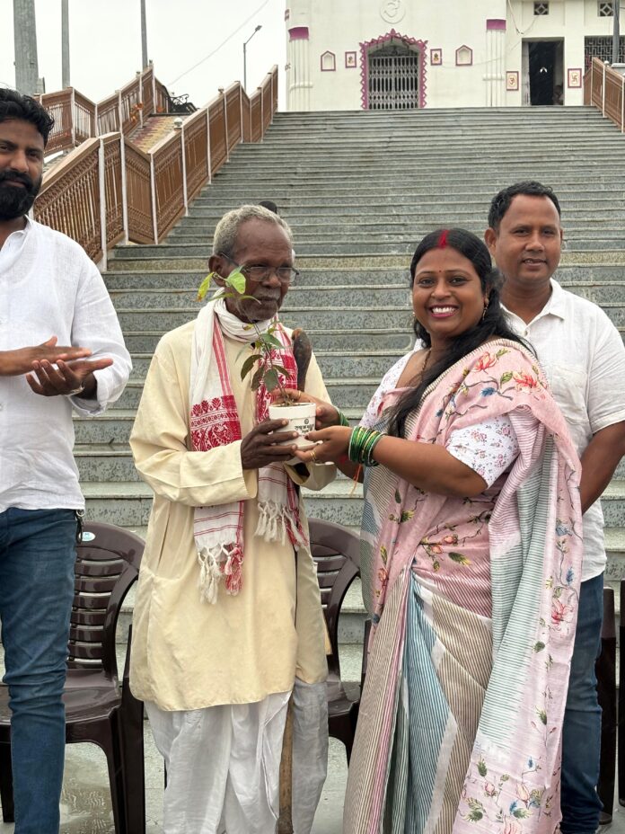 सखुआ महोत्सव की सुंदर तस्वीरें देखें सखुआ महोत्सव की सुंदर तस्वीरें देखें