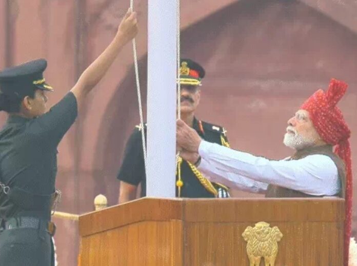 प्रधानमंत्री नरेन्द्र मोदी तिरंगा फहराते हुए