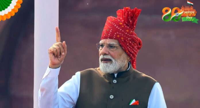 प्रधानमंत्री नरेन्द्र मोदी लाल किले की प्राचीर पर