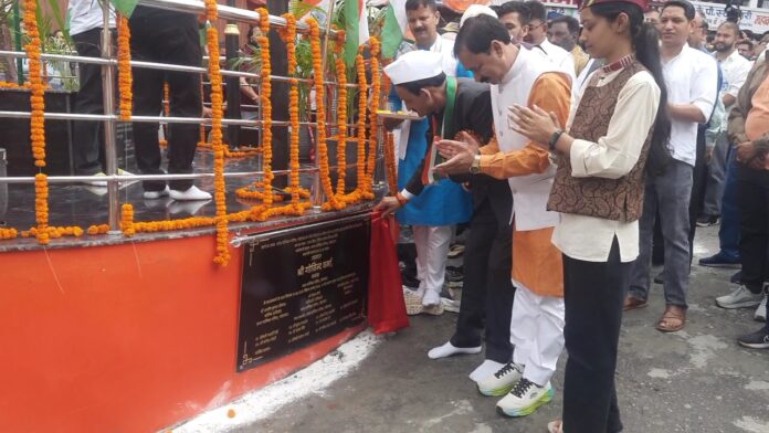 गांधी की प्रतिमा पर माल्यार्पण करते नगरपालिका अध्यक्ष