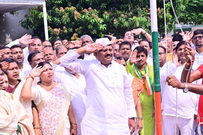 उमेश झंडा फहराते हुए