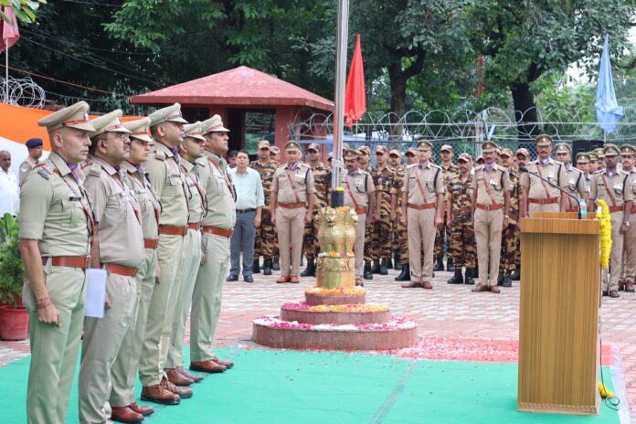 देहरादून एसएसपी ध्वजारोहण का विशेष मौका देहरादून एसएसपी ध्वजारोहण का विशेष मौका
