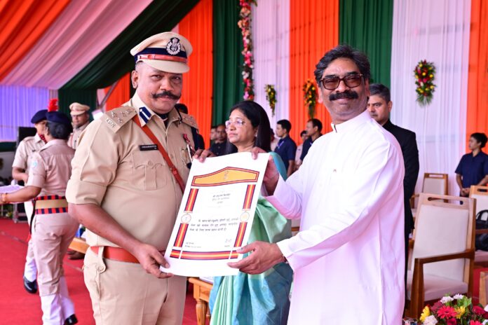 मुख्यमंत्री डीआईजी अनुरंजन किस्पोटा सम्मानित मुख्यमंत्री डीआईजी अनुरंजन किस्पोटा सम्मानित