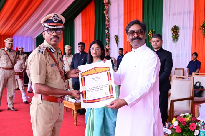 मुख्यमंत्री माइकल राज एस को सम्मानित करते हुए मुख्यमंत्री माइकल राज एस को सम्मानित करते हुए
