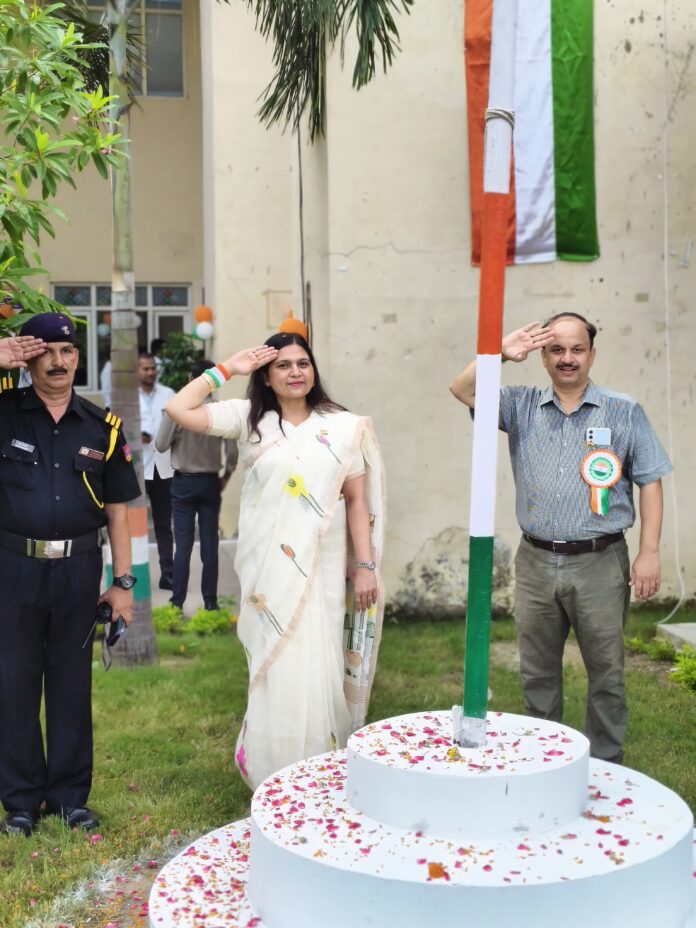 मेडिकल कॉलेज प्रचार्य ध्वजारोहण करती मेडिकल कॉलेज प्रचार्य ध्वजारोहण करती
