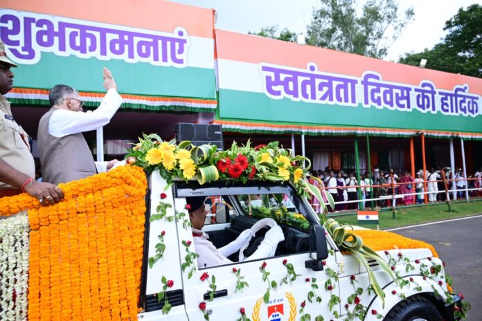 राज्यपाल परेड का निरीक्षण करतेहुए