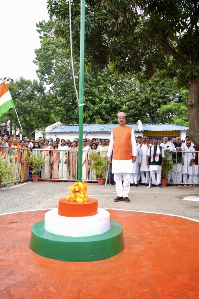 भाजपा प्रदेश कार्यालय में तिरंगा फहराने की तस्वीर