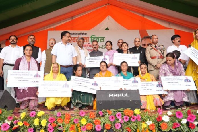 सीएम सुक्खू वित्तीय सहायता वितरित करते हुए
