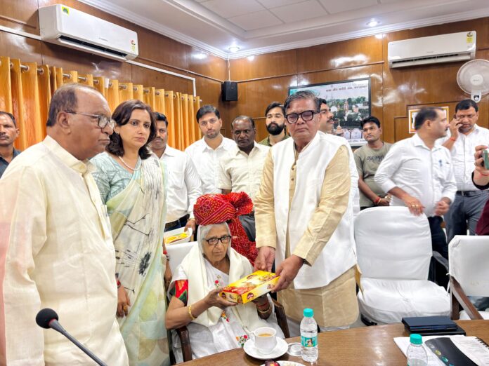 कैलाश राजपूत ने सेनानी को सम्मानित किया