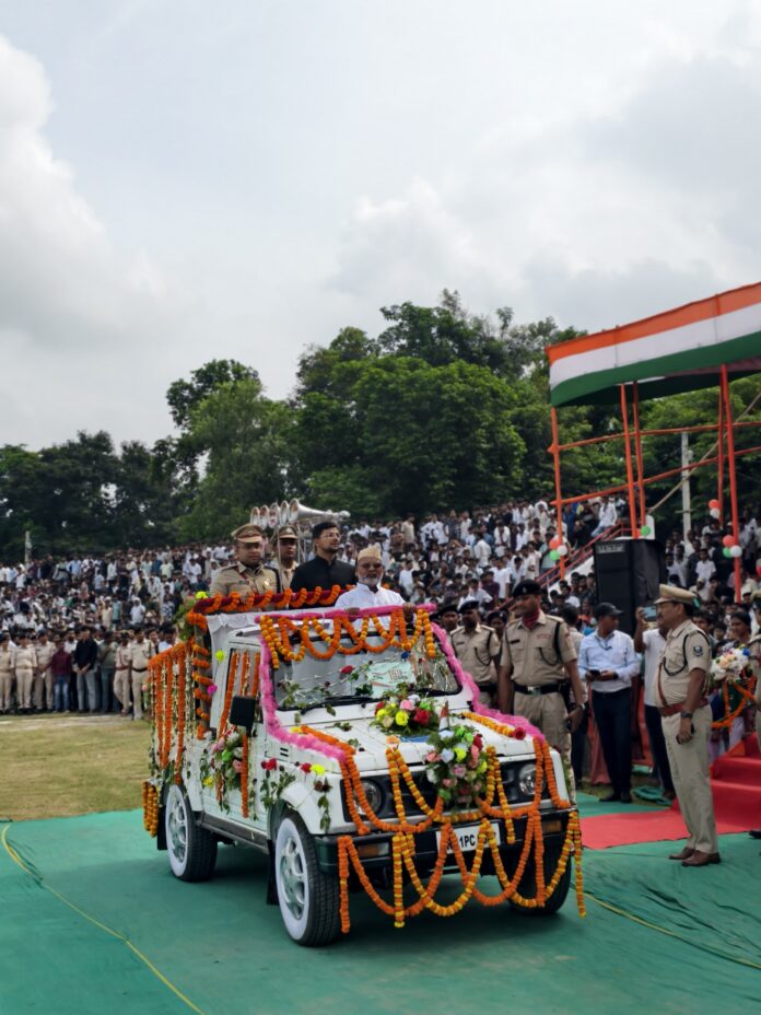 मंत्री निरीक्षण करते हुए