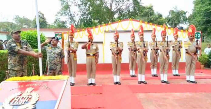 बीएसएफ अधिकारी तिरंगे को सलामी देते देते