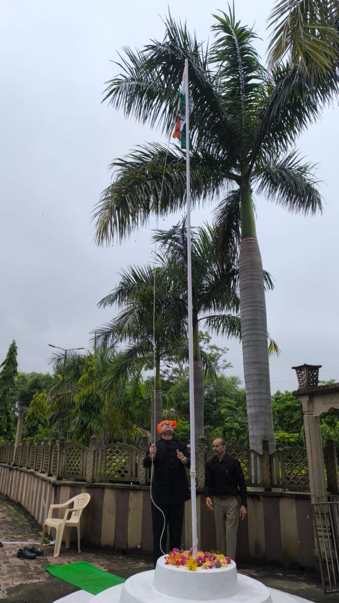कलेक्टर ध्वजारोहण करते हुए