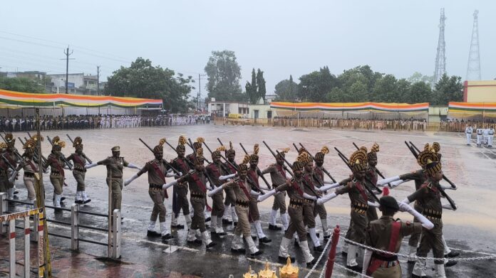 परेड मंच के सामने से गुजरता हुआ दृश्य