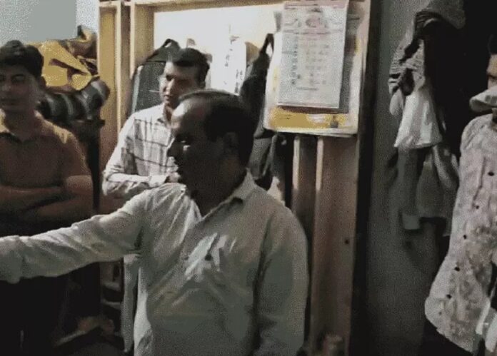 लड्डू दुकान सील करने की तस्वीर लड्डू दुकान सील करने की तस्वीर