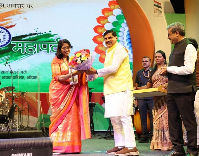 कविता कृष्णमूर्ति भोपाल कार्यक्रम में कविता कृष्णमूर्ति भोपाल कार्यक्रम में