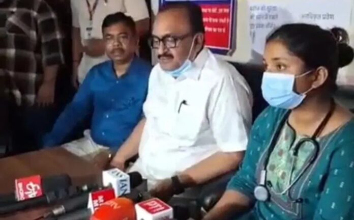 डॉक्टर मरीजों की सेहत का खास ध्यान रखते हैं डॉक्टर मरीजों की सेहत का खास ध्यान रखते हैं