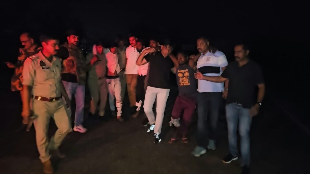 पुलिस गिरफ्त में आरोपित की तस्वीर