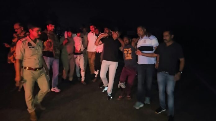 पुलिस गिरफ्त में आरोपित की तस्वीर