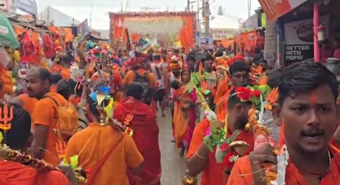 गंगा घाट पर कांवरियों का हुजूम बढ़ गया है